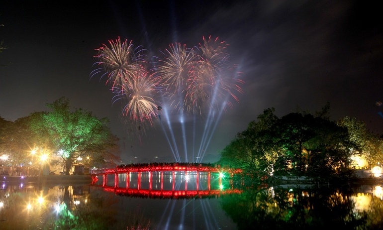 dem giao thua ha noi trinh chieu phao hoa tren man hinh led