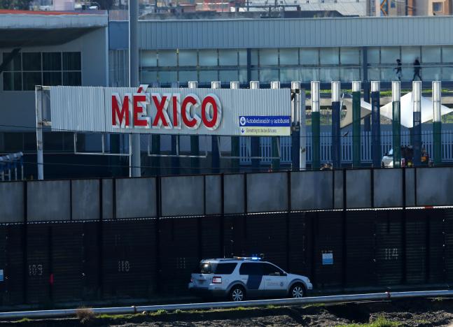 my ong donald trump quyet xay tuong bien gioi siet chat nhap cu