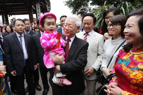 tong bi thu nguyen phu trong di xe buyt bach bo chuc tet nguoi dan