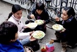 100000 dong mot ban bun pho ngay tet