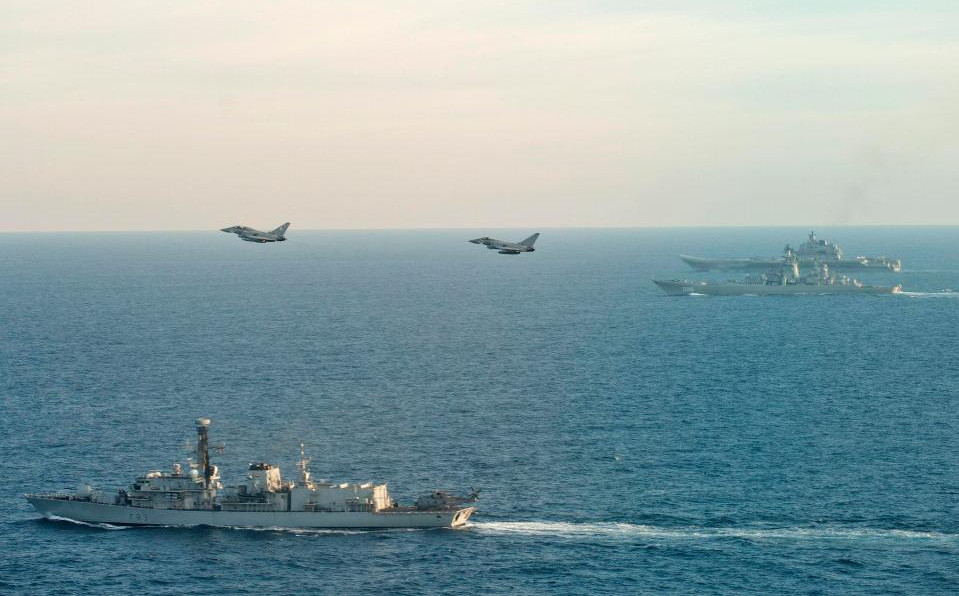 NATO đeo bám tàu sân bay Nga: Một bầy sói bao vây con thú bị thương!