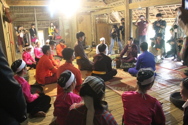 dac sac le hoi sac bua cua nguoi muong dip tet