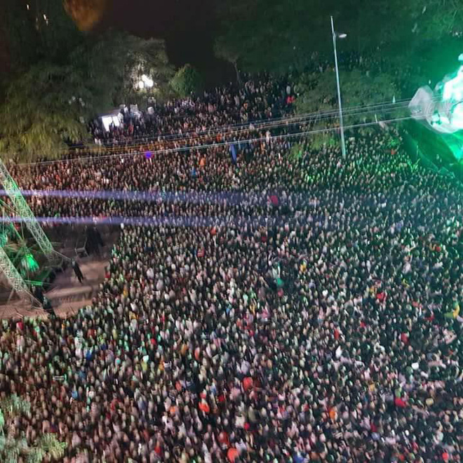 clip thieu nu bieu dien man dung tren dam dong noi bat nhat dem countdown tai ha noi