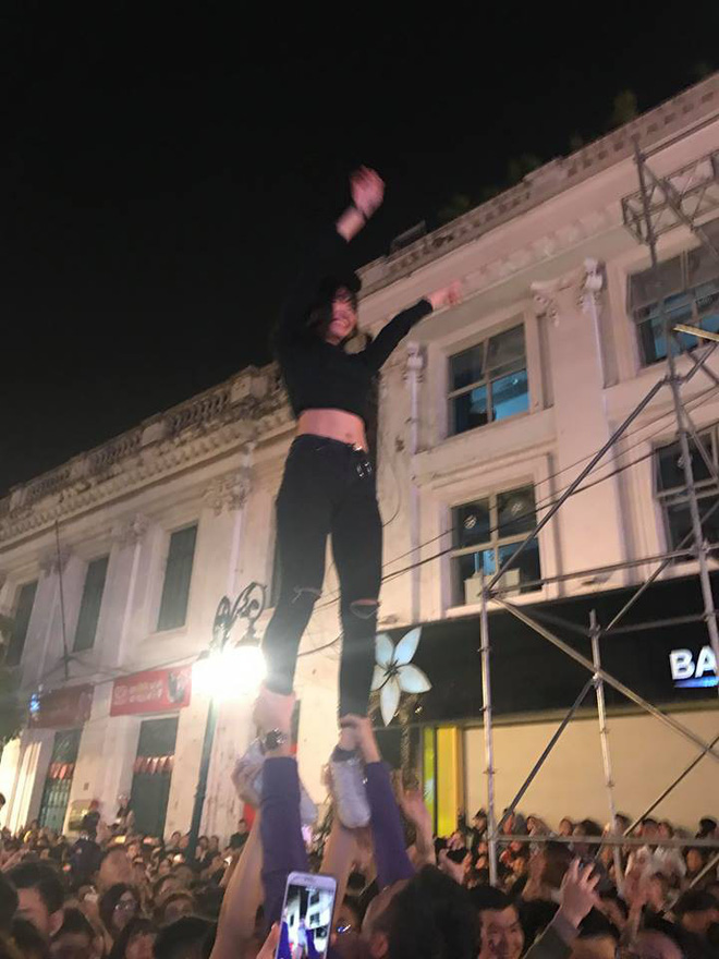clip thieu nu bieu dien man dung tren dam dong noi bat nhat dem countdown tai ha noi