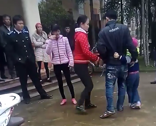 o voi bo tu nho be gai khoc thet khi me quay ve don sau 6 nam bo di