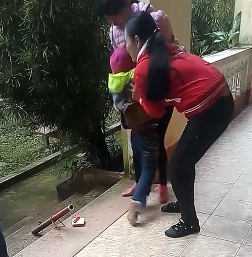 o voi bo tu nho be gai khoc thet khi me quay ve don sau 6 nam bo di