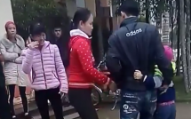 o voi bo tu nho be gai khoc thet khi me quay ve don sau 6 nam bo di