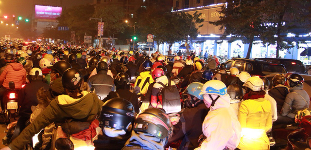 cua ngo ha noi tphcm un tac xe nguoi dan nghi le tro ve