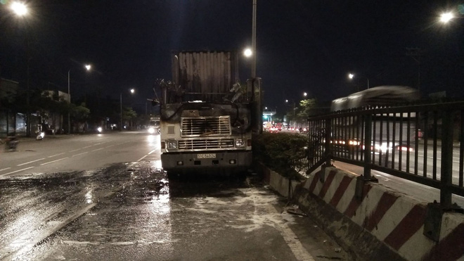 sai gon xe container boc chay ngun ngut tai xe dap cua thoat than