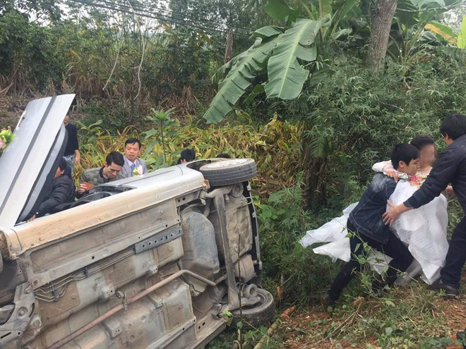 nghe an xe hoa lat tren duong di dua dau ho hang nhao nhac cuu co dau chu re ben trong