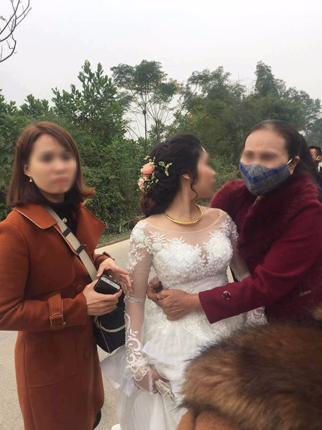 nghe an xe hoa lat tren duong di dua dau ho hang nhao nhac cuu co dau chu re ben trong