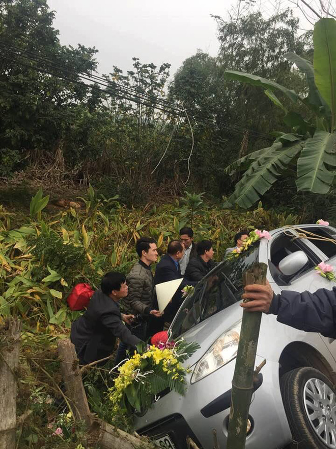 nghe an xe hoa lat tren duong di dua dau ho hang nhao nhac cuu co dau chu re ben trong
