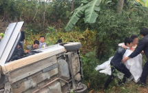 nghe an xe hoa lat tren duong di dua dau ho hang nhao nhac cuu co dau chu re ben trong