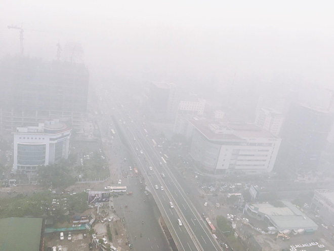 noc cac toa nha cao tang bi nuot chung suong mu day dac bao trum toan ha noi trong ngay lam viec dau tien cua nam 2018