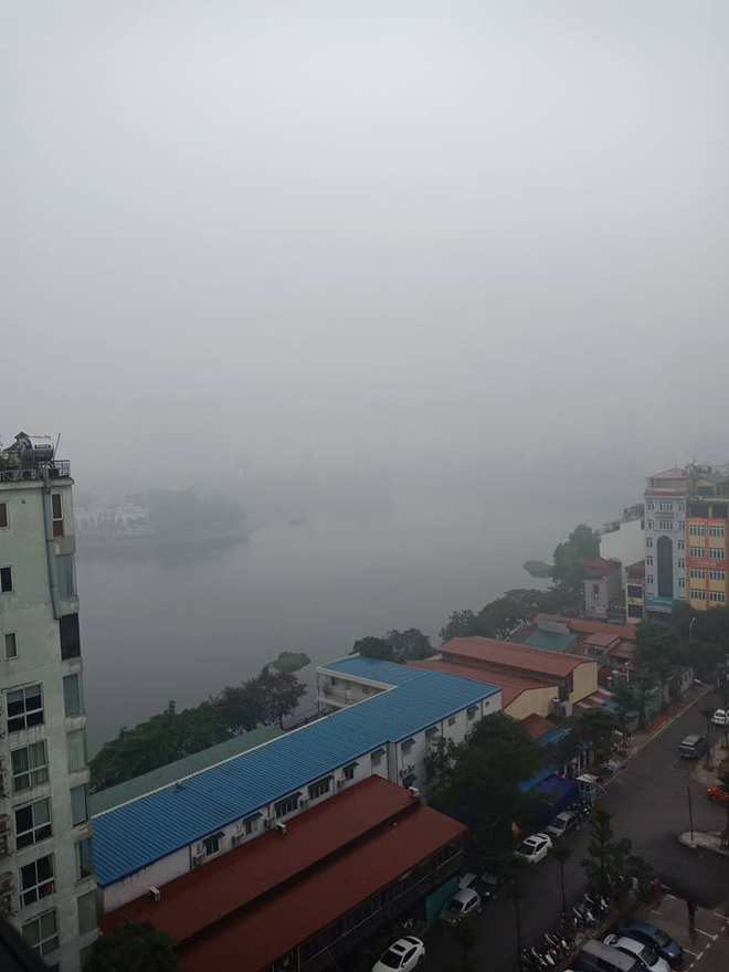 noc cac toa nha cao tang bi nuot chung suong mu day dac bao trum toan ha noi trong ngay lam viec dau tien cua nam 2018