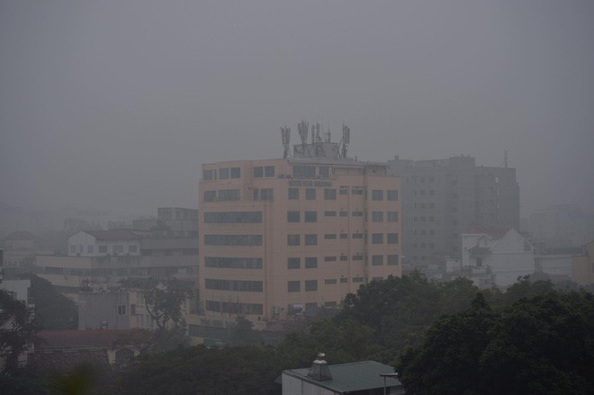 noc cac toa nha cao tang bi nuot chung suong mu day dac bao trum toan ha noi trong ngay lam viec dau tien cua nam 2018