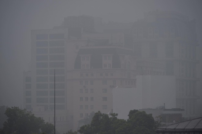 noc cac toa nha cao tang bi nuot chung suong mu day dac bao trum toan ha noi trong ngay lam viec dau tien cua nam 2018