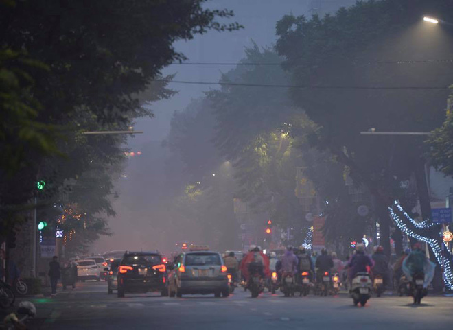 noc cac toa nha cao tang bi nuot chung suong mu day dac bao trum toan ha noi trong ngay lam viec dau tien cua nam 2018
