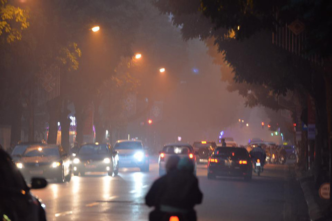noc cac toa nha cao tang bi nuot chung suong mu day dac bao trum toan ha noi trong ngay lam viec dau tien cua nam 2018