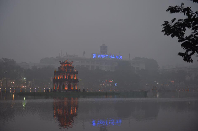 noc cac toa nha cao tang bi nuot chung suong mu day dac bao trum toan ha noi trong ngay lam viec dau tien cua nam 2018