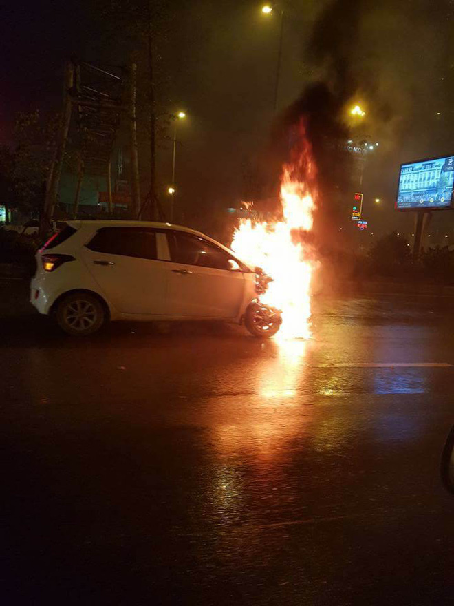 ha noi o to boc chay du doi giua troi mua tai xe may man thoat chet