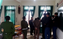 ha tinh nu sinh lop 7 treo co tu tu ngay trong lop hoc