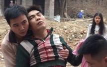 nguoi dan ong bi no nat ban tay khi nhat vo dan sau vu no kinh hoang o bac ninh