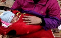 nghe an chau be so sinh bi bo trong gio truoc cua nha giua dem khuya