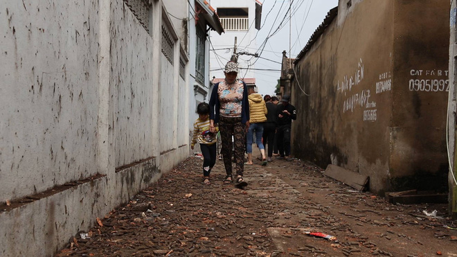 nguoi lon tre nho len vao hien truong vu no o bac ninh roi vo tu nhat vo dan vuong vai bat chap nguy hiem