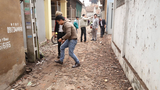 nguoi lon tre nho len vao hien truong vu no o bac ninh roi vo tu nhat vo dan vuong vai bat chap nguy hiem