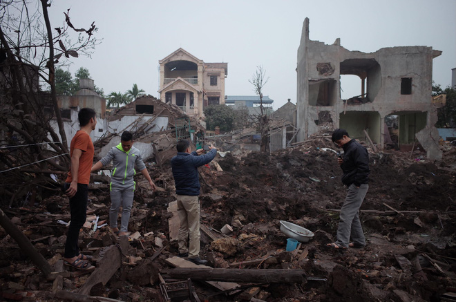 nguoi lon tre nho len vao hien truong vu no o bac ninh roi vo tu nhat vo dan vuong vai bat chap nguy hiem