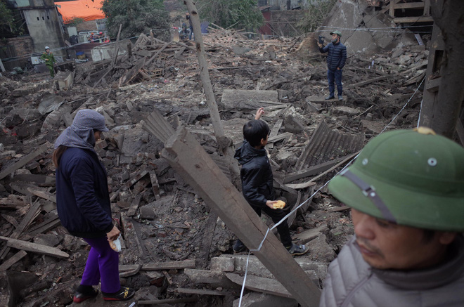 nguoi lon tre nho len vao hien truong vu no o bac ninh roi vo tu nhat vo dan vuong vai bat chap nguy hiem