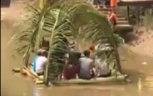 clip nhom ban nhau theo phong cach lac troi tren be chuoi gay tranh cai
