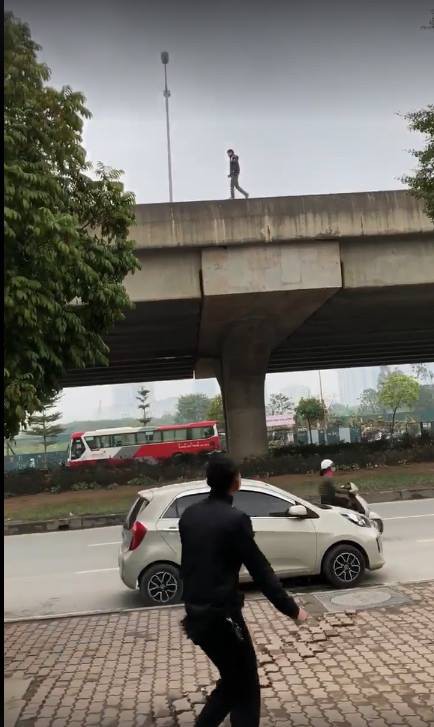 ha noi nam thanh nien di bo hong gio tren lan can duong vanh dai 3 tren cao khien nhieu nguoi lo lang