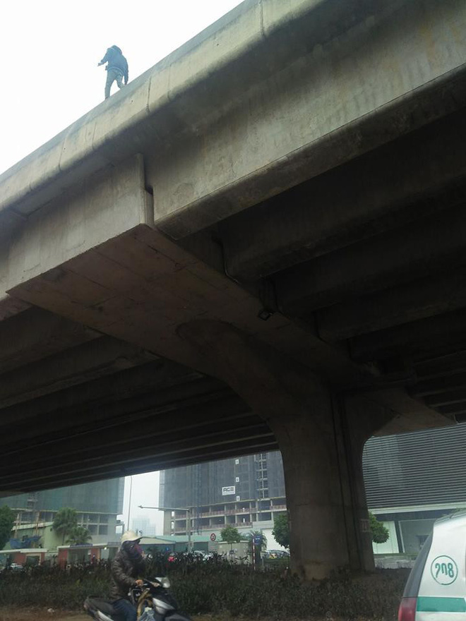 ha noi nam thanh nien di bo hong gio tren lan can duong vanh dai 3 tren cao khien nhieu nguoi lo lang