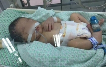 be gai 32 tuan tuoi bi me pha thai de choi bo duoc nhom thien nguyen khi di nhat xac thai nhi cuu song