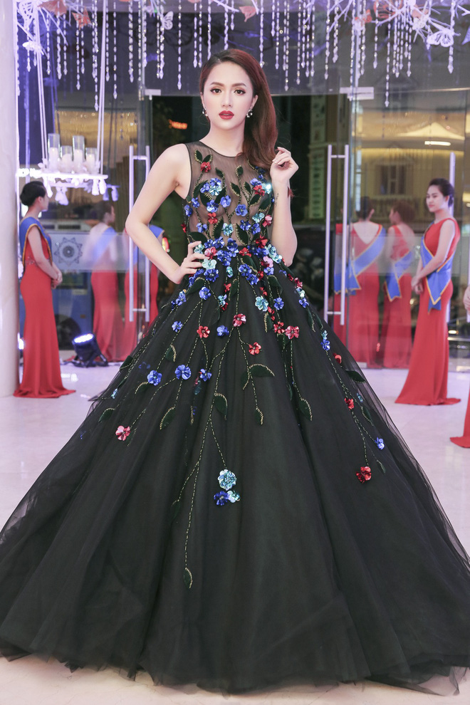 nhin vao loat vay long lay nay cua huong giang idol biet dau lai thay tiem nang mot hoa hau