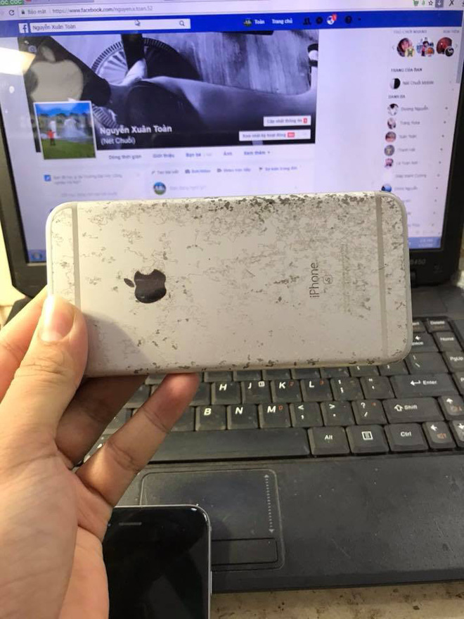 hoi nhung nguoi viet tay chay op lung thi nhau khoe xem dien thoai ai nat nhat