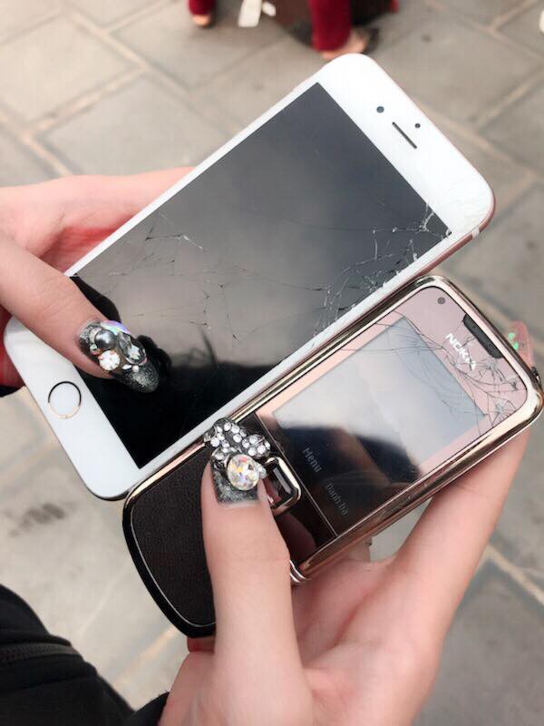 hoi nhung nguoi viet tay chay op lung thi nhau khoe xem dien thoai ai nat nhat