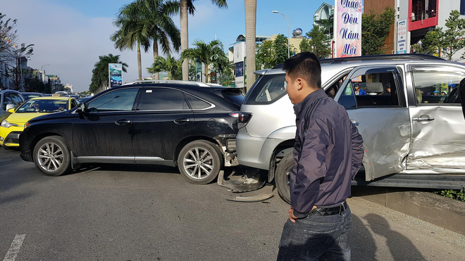 da nang tai nan lien hoan giua 2 oto va 3 xe may mot nguoi nguy kich