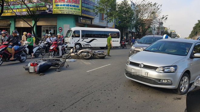 da nang tai nan lien hoan giua 2 oto va 3 xe may mot nguoi nguy kich