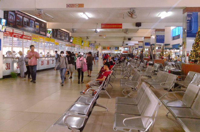 xe thuong hieu chay ve trong ngay dau ban ve tet mau tuat o sai gon