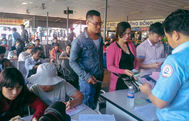 xe thuong hieu chay ve trong ngay dau ban ve tet mau tuat o sai gon
