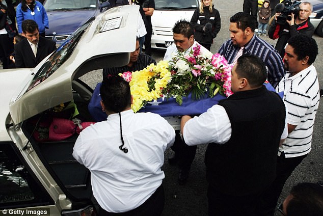 nguoi phu nu sau nhieu nam nhin be gai bi nhet vao may say quan ao treo tren dong lua ma khong can ngan cuoi cung cung len tieng