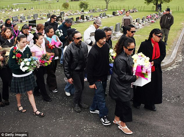 nguoi phu nu sau nhieu nam nhin be gai bi nhet vao may say quan ao treo tren dong lua ma khong can ngan cuoi cung cung len tieng