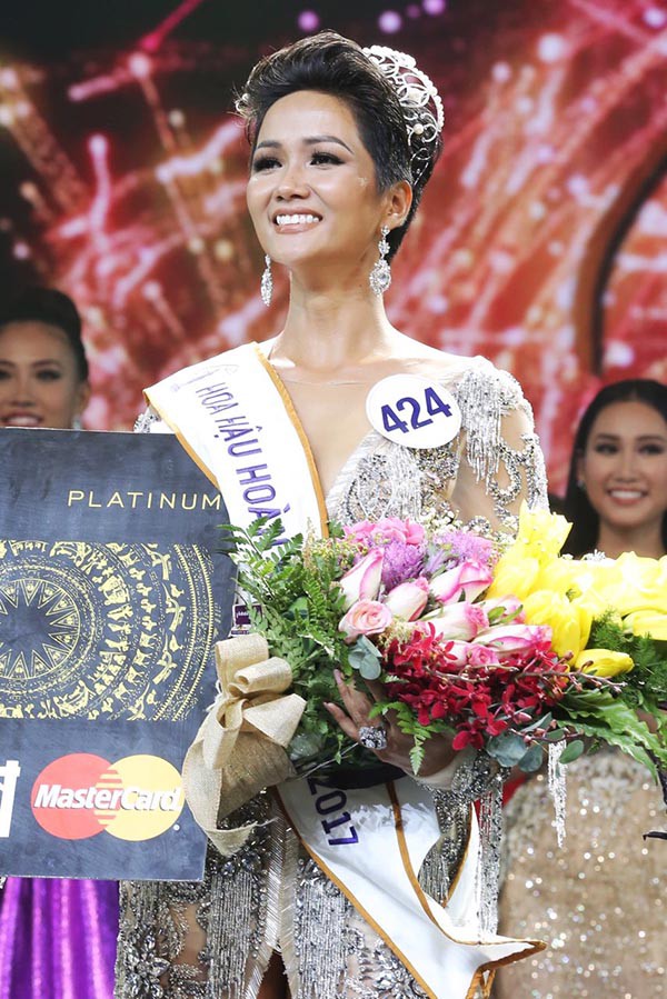 bi che giong dan ong va xau day la anh mat moc cua tan hoa hau hoan vu viet nam 2017