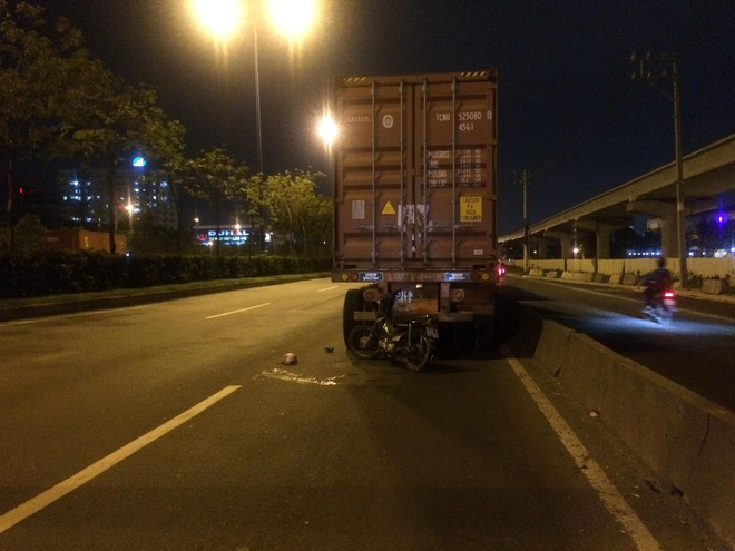 phong nhu bay trong lan duong o to nguoi dan ong tong vao duoi xe container roi nhap vien trong tinh trang nguy kich