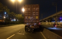 phong nhu bay trong lan duong o to nguoi dan ong tong vao duoi xe container roi nhap vien trong tinh trang nguy kich