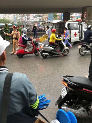 ha noi nam thanh nien thoi thop duoi duong nghi roi tu cau vuot nga tu so xuong