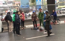 ha noi nguoi dan ong bat ngo nhay cau vuot nga tu so xuong dat nam bat dong tren vung mau